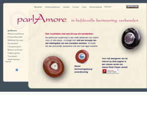 parlamore.nl: parlAmore, persoonlijk rouwteken van onyx of jaspis met een knoop als aandenken.
De parlAmore rouwknoop is een ronde edelsteen van zwarte onyx of rode jaspis. Je draagt hem met een knoopje van een kledingstuk van een overleden dierbare. Bekijk hier de productfilm