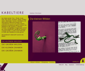 kabeltiere.de: Die kleinen Wilden | Andrea Christiani
Aus Kabeln werden Tiere – Pferde, Hunde, Kühe, Esel, Katzen, Schweine, Zebras, Giraffen, Löwen, Salamander, Geckos, Chamäleons. Mit Hilfe einfacher Mittel wie Acrylfarbe und Lüsterklemmen von mir zum Leben erweckt, entwickeln sie alsbald eine eigene Dynamik. Ihre Spielwiese ist die Leinwand - in diversen Formaten, mannigfaltigen Farbgebungen und mit den unterschiedlichsten Oberflächen versehen.